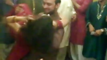 परिपक्व बिना कंडोम के दो जवान लड़कियों को हिंदी में सेक्सी फिल्में हिंदी में चोदता है