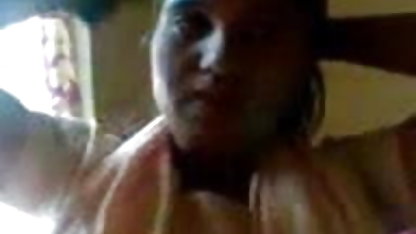 आदमी लाल चादरें पर एक काले बालों वाली सेक्सी लोला ओनली सेक्स फिल्म धक्का था ।