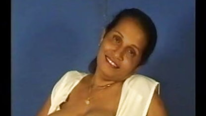 स्पैनिश लड़की जो भी सेक्सी हिंदी फिल्म वीडियो काम करती है उसे देखती है