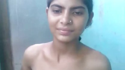 सुनहरे सेक्सी वीडियो फिल्म का बालों वाली लड़की बेडरूम में masturbates
