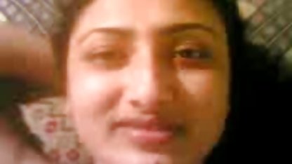 दोस्त धूप सेंकते हैं और एक-दूसरे को सेक्सी हिंदी फिल्म बीएफ छूते हैं