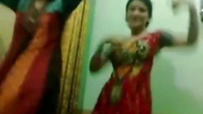 बारटेंडर हिंदी फिल्म सेक्सी एचडी वीडियो था लाल सौंदर्य Moretta में के बार